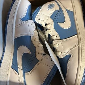 Air Jordan 1 Mid SE (GS) Sneakers